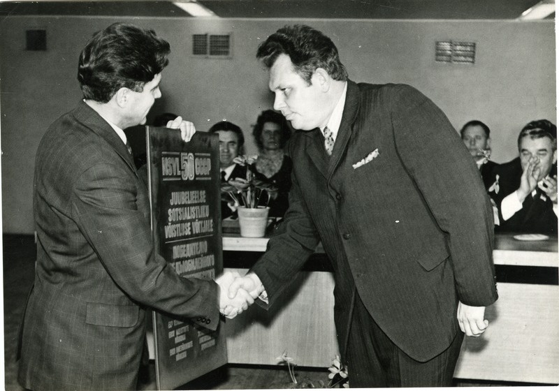 ETKVL Tööstuskombinaadi  Varma direktorile Enn Rettaule annab mälestusplaadi üle Albert Norak