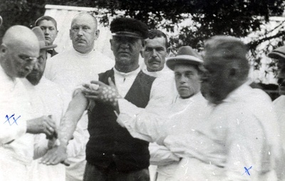 Saaremaa arstide konverents Audakul. Süsihappelume ravi demonstratsioon haigetel. 1935. a.  duplicate photo