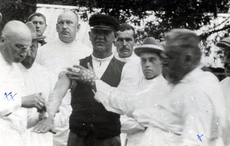 Saaremaa arstide konverents Audakul. Süsihappelume ravi demonstratsioon haigetel. 1935. a.