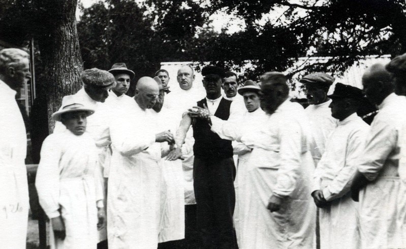 Saaremaa arstide konverents Audakul. Süsihappelume ravi demonstratsioon haigetel. 1935. a.