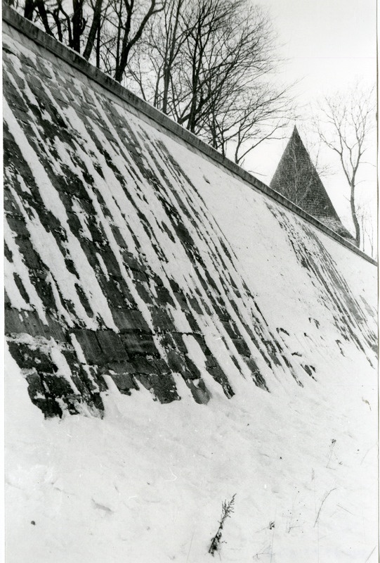 Kuressaare kindlus: vaade kirdekurtiini väravast paremale jääva rootslaste rajatud puhtalt tahutud dolomiitplokkidest laugjale müüritisele.