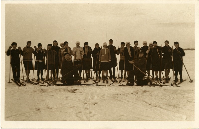Saaremaa Ühisgümnaasiumi õpilased merejääl suusatamas. 1930. aastad.