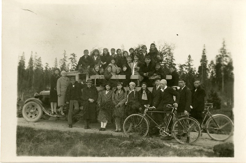 Saaremaa Ühisgümnaasiumi IV-R klass veoautoga ekskursioonil. 1930. aastate algus.