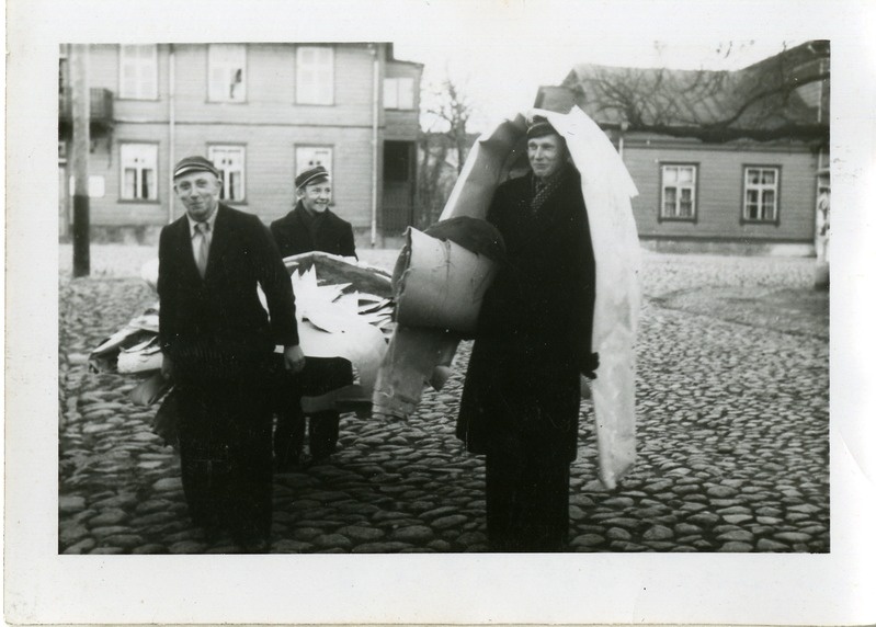 Saaremaa Ühisgümnaasium: õpilased vanapaberit kogumas. 1930.aastate lõpp.