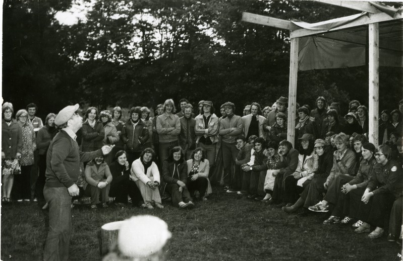 Kingissepa noorte suvepäevad 1978.a. Vintri rannas. Esineb Sulev Nõmmik.