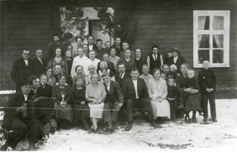 Hermiine Vöö ja Dimitri Grummi pulmaseltskond Andruse talu elumaja ees Koimlas. 1927.a. jõulud.