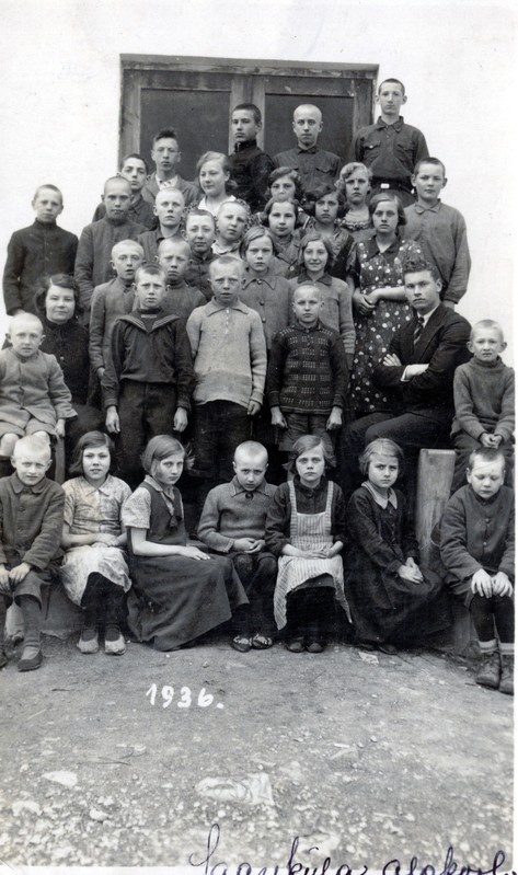 Saareküla lastekodu-algkooli kasvandikud ja juhataja Viktor Ruumet 1936.a. I reas vas. 4. Ilmar Põldemaa.