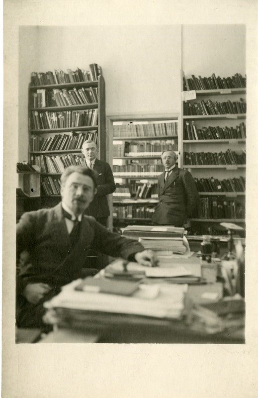 Saaremaa Ühisgümnaasiumi raamatukogus. Vasakult: Vladimir Sepp, Bernhard Sööt, Aleksei Sepp. 1931. a.