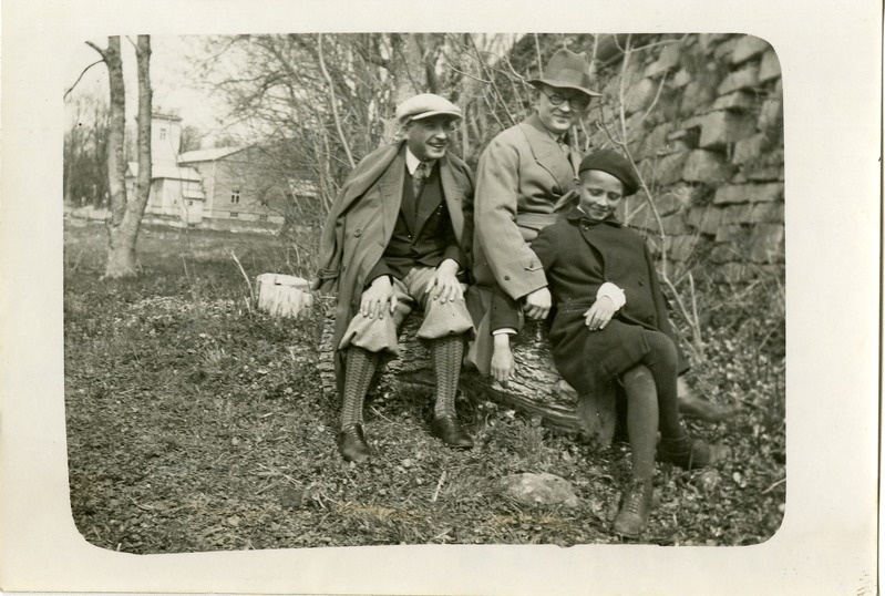 Saaremaa Ühisgümnaasiumi õpetajad Aleksander Valsiner ja Bernhard Sööt ning Õpilane Valdur Lulla Kuressaare kindluse loodekurtiini juures. Taamal Kuurhoone. 1933. a.