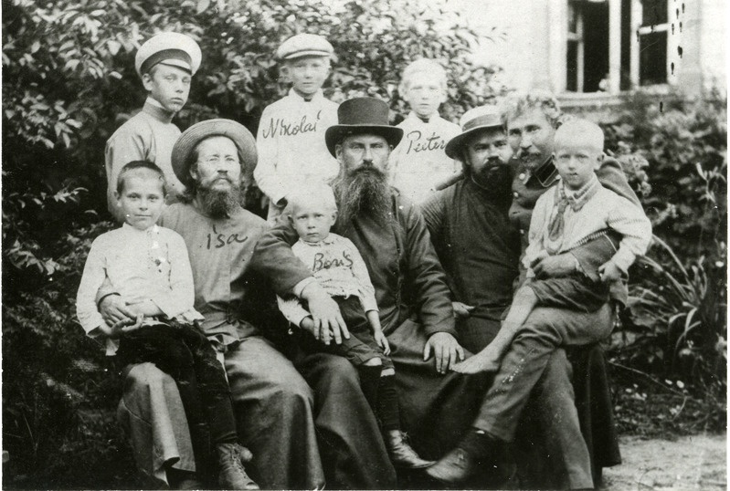 Preester Vassili Russ(hiljem Tammistu) poegade ja tuttavatega 1913.a. paiku Laimjala preestrimaja aias.