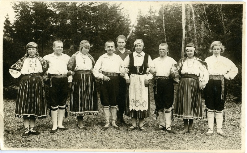 Kotlandi haridusseltsi "Ärataja" segarahvatantsurühm 1933.a. kevadel.
