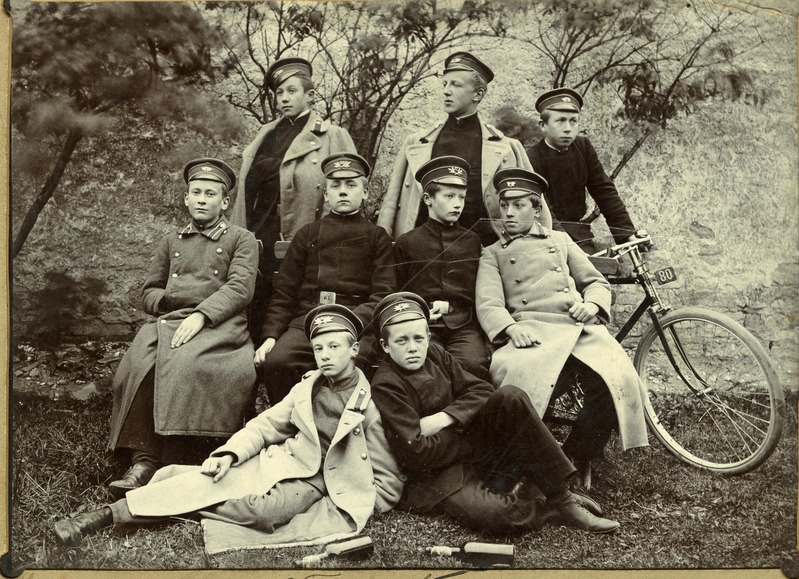Kuressaare gümnaasiumi õpilased 1902. a. sügisel kindluse vallidel