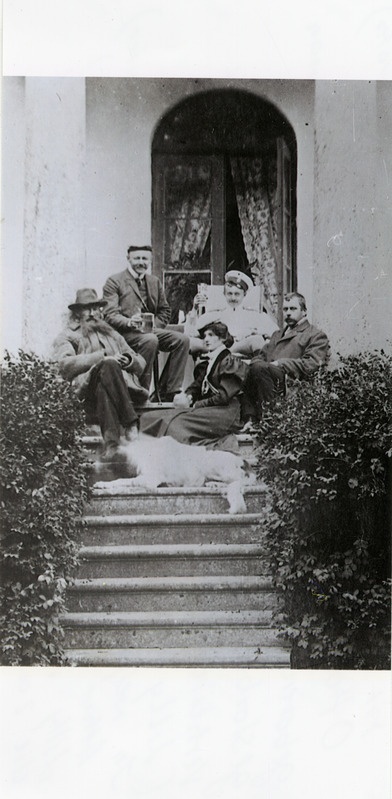 Seltskond Muratsi mõisa härrastemaja trepil. 20. saj. algus.