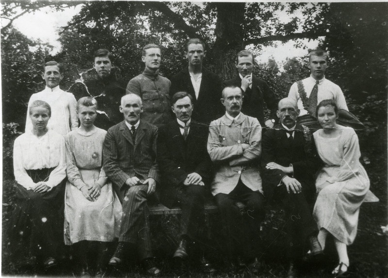 Saaremaa Kirjastusühisuse trükikoja töötajad väljasõidul Loode tammikusse.