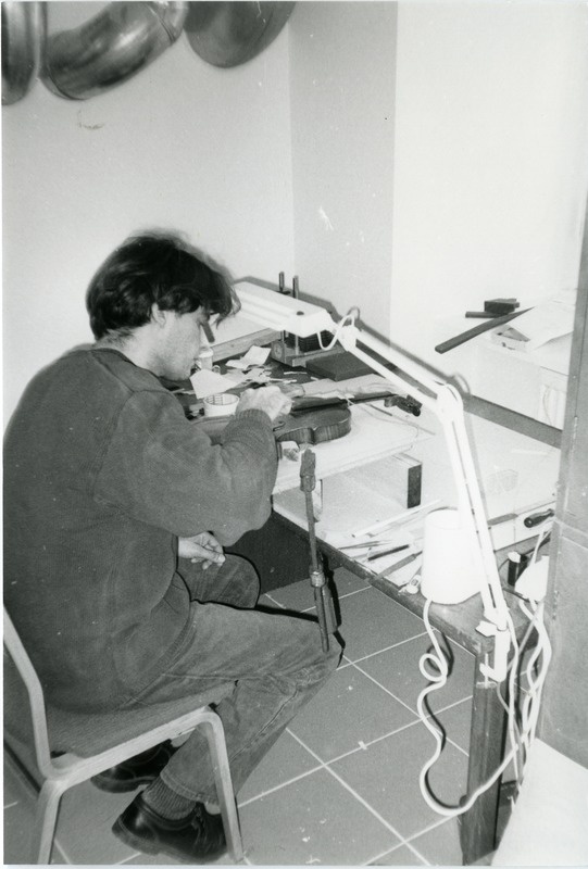 Kölni Rakenduskõrgkooli õpilane Alexander Echert Johannes Aaviku viiulit restaureerimas