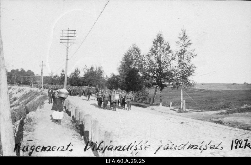 Sakala Jalaväerügemendi väeosad suundumas Viljandisse Värska laagrist tulekul.