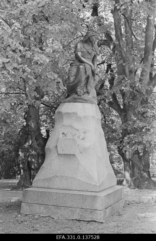 Vaade A. Weizenbergi skulptuurile Linda Lindamäel.
