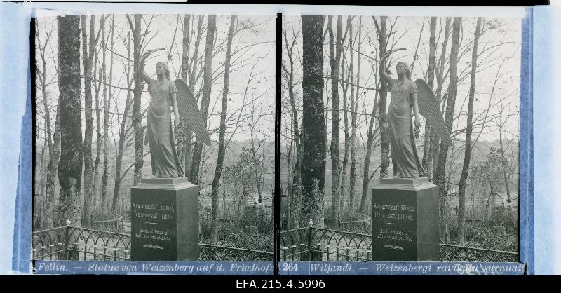 Skulptor A. Weizenbergi valmistatud skulptuur Viljandi surnuaial.