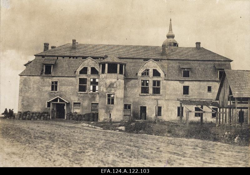 Kekkau (Kekava) vallamaja-kohtumaja, taustal Püha Anna kiriku tornikiiver [1916].
