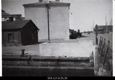 Vaade sillalt enne aia lammutamist Tollimaja ja Sadamatehaste kanali vahel.  similar photo