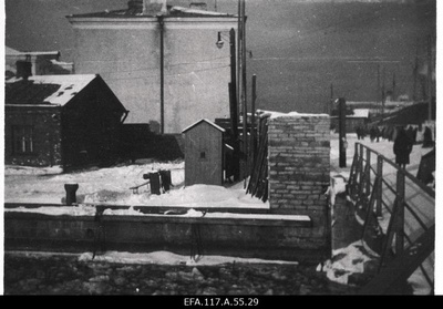 Vaade sillalt enne aia lammutamist Tollimaja ja Sadamatehaste kanali vahel.  similar photo