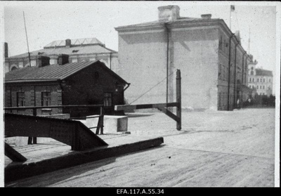 Vaade sillalt enne aia lammutamist Tollimaja ja Sadamatehaste kanali vahel.  similar photo