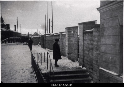 Vaade Tollivalitsuse eest enne aia lammutamist Tollimaja ja Sadamatehaste kanali vahel.  similar photo