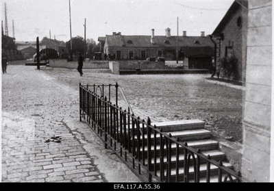 Vaade Tollivalitsuse eest enne aia lammutamist Tollimaja ja Sadamatehaste kanali vahel.  similar photo