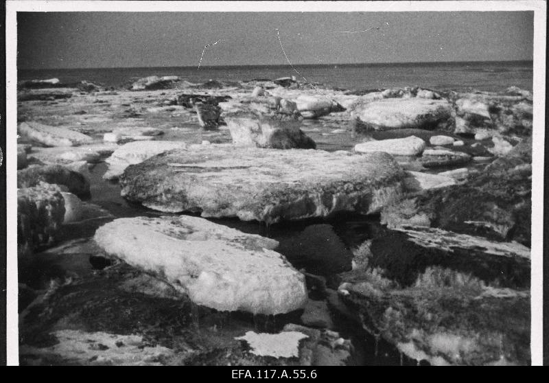 Vaade jäätunud Narva-Jõesuu muulile.