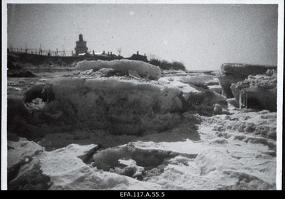 Vaade jäätunud Narva-Jõesuu muulile.  similar photo