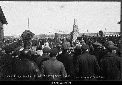 Ratsaväe 9.aastapäev Ratsarügemendis. Pärgade asetamine Vabadussõjas langenud ratsaväelaste monumendile.  similar photo