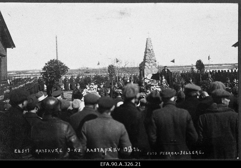 Ratsaväe 9.aastapäev Ratsarügemendis. Pärgade asetamine Vabadussõjas langenud ratsaväelaste monumendile.