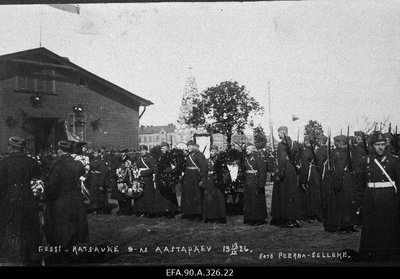 Ratsaväe 9.aastapäev Ratsarügemendis. Pärgade asetamine Vabadussõjas langenud ratsaväelaste monumendile.  similar photo