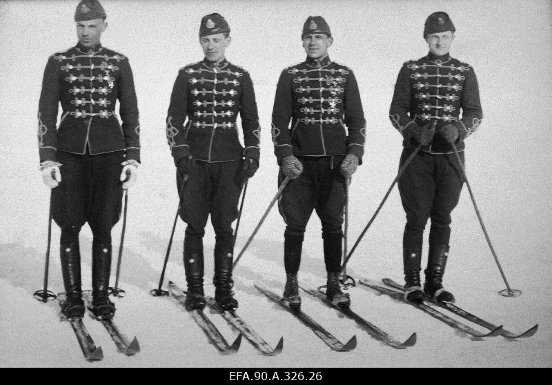 Ratsarügemendi allohvitserid suuskadel.