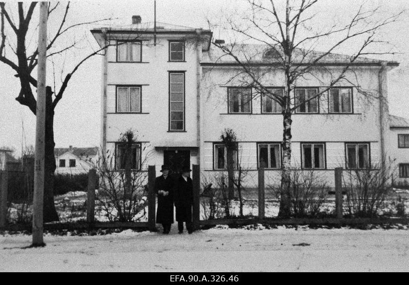 Ratsarügemendi üleajateenijate kasiino (allohvitseride kogu) hoone. Väraval seisavad [hoone arhitekt Arnold Matteus (vasakul) ja ehitusmeister August Klein?]