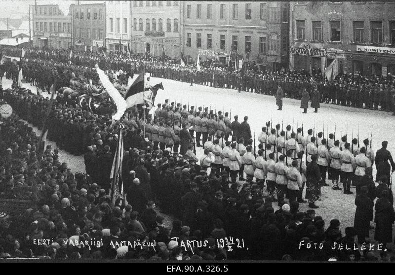 Eesti Vabariigi 3.aastapäeva paraad Raekoja platsil.
