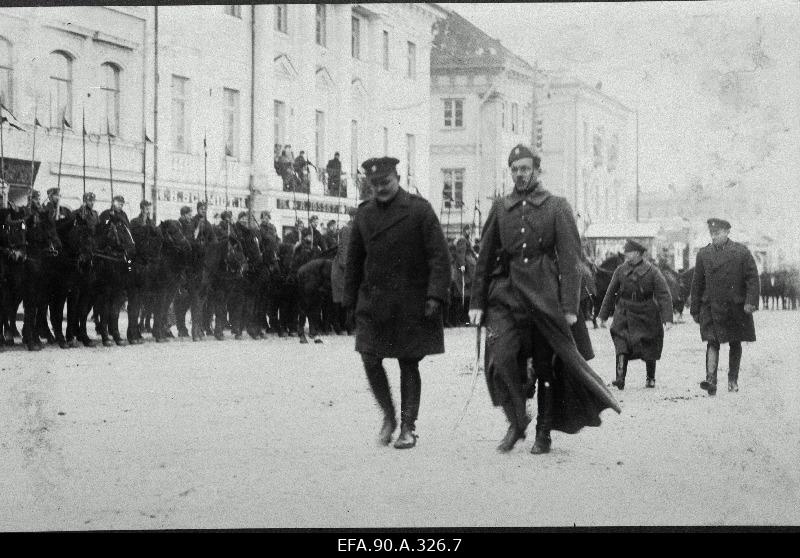 Eesti Vabariigi 3.aastapäeva paraad Raekoja platsil. II Diviisi ülem kindralmajor Otto Heinze (esiplaanil vasakul) paraadi ülevaatusel.