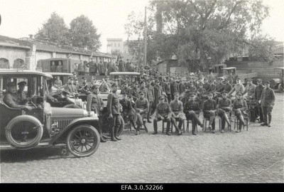 Vabadussõda. Inseneripataljoni autoroodu sõdurid autode ja mootorratastega. [Istuvatest paremalt neljas rooduülem alamleitnant Hans Võrk].  duplicate photo