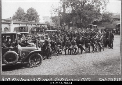 Vabadussõda. Inseneripataljoni autoroodu sõdurid autode ja mootorratastega. [Istuvatest paremalt neljas rooduülem alamleitnant Hans Võrk].  duplicate photo