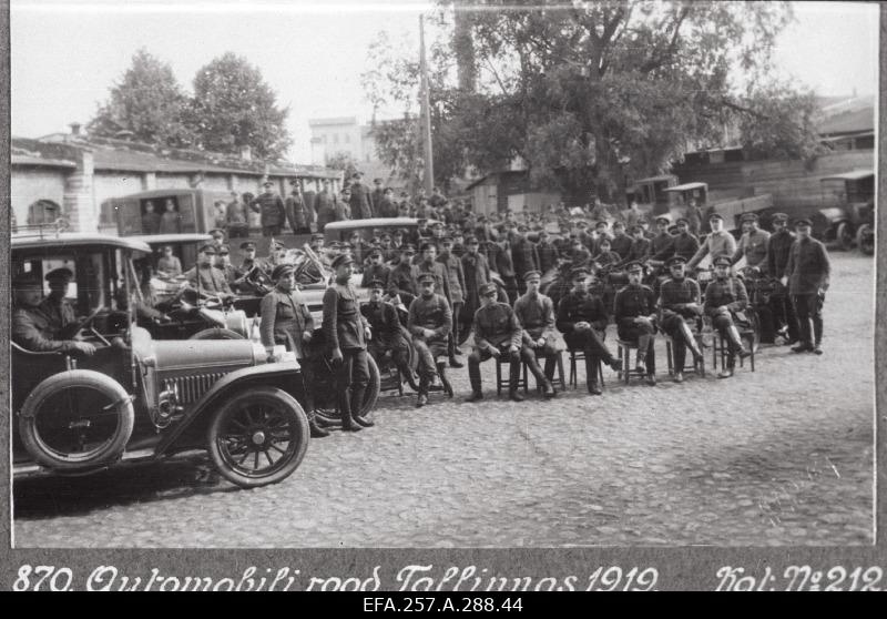Vabadussõda. Inseneripataljoni autoroodu sõdurid autode ja mootorratastega. [Istuvatest paremalt neljas rooduülem alamleitnant Hans Võrk].