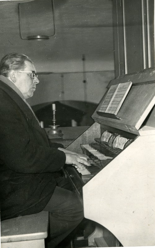 Kihelkonna kiriku organist Ernst Aruhein u. 1980.a.