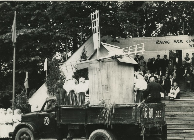 Kingissepa rajooni rahvakunstiõhtu: stseen rahvakunstiõhtust