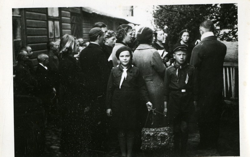 Grupp gümnasiste Aleksander Friedrich Allikut tema 70. sünnipäeval õnnitlemas. Tervituslaul Joosep Aaviku juhatusel. 1938.a.