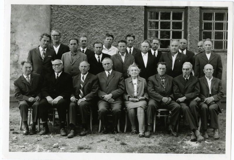 Grupp Kuressaare tööstuskooli veterane kooli 50. aastapäeva puhul koolihoone taustal. 1972. a.