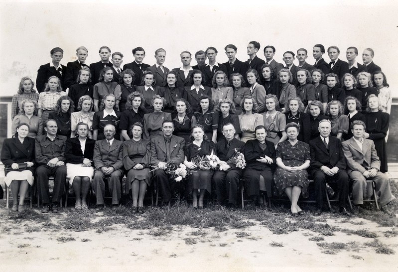 Kuressaare V. Kingissepa nim. KK-i abituriendid ja õpetajad, kevad 1948. a.