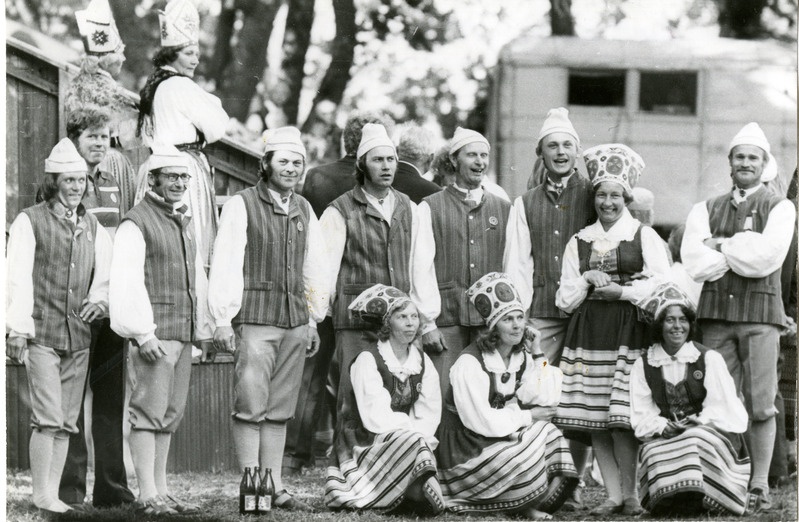 Saaremaa laulupidu: rahvatantsurühm laulupeol. 1979.a.