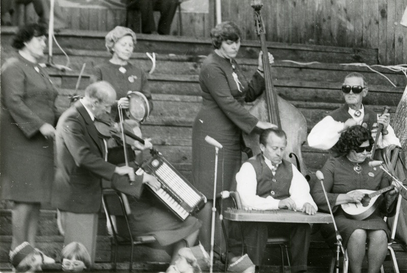 Saaremaa laulupidu: Martin Kruusi juhendatav külakapell esinemas. 1979.a.