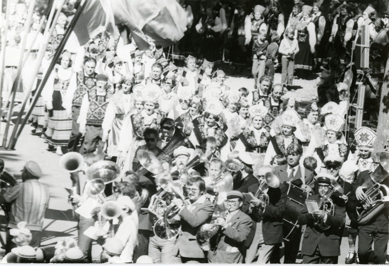 Saaremaa laulupäev: rongkäik marssimas laululavale. 1979.a.