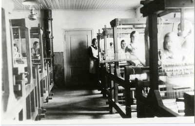 Kangakudumise tund Karja kodumajanduskoolis. 1930. aastate algus.  similar photo
