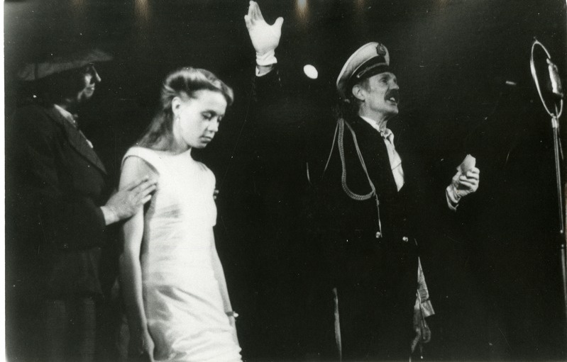 Evald Aavik (paremal) nimiosas K. Campbelli näidendis "Vana kuningas Cole", 1990. a.